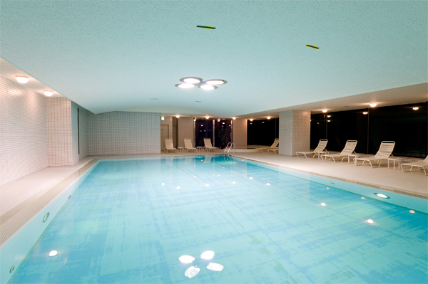 For overcoming lack of exercise! This is an indoor pool where you can swim before the hot spring!