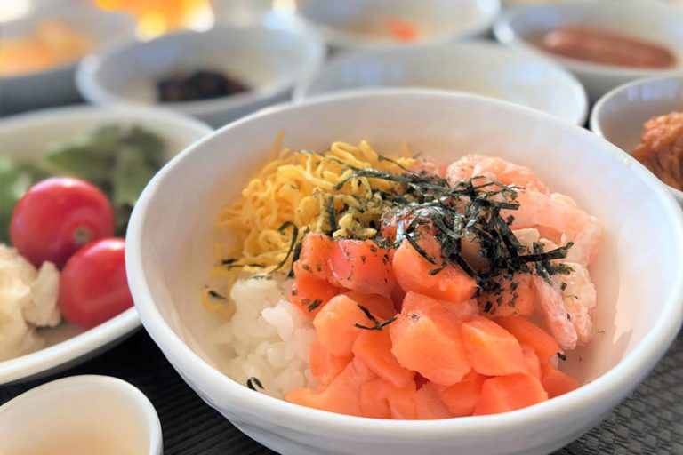 You can choose your favorite seafood from the morning to create your own seafood bowl.